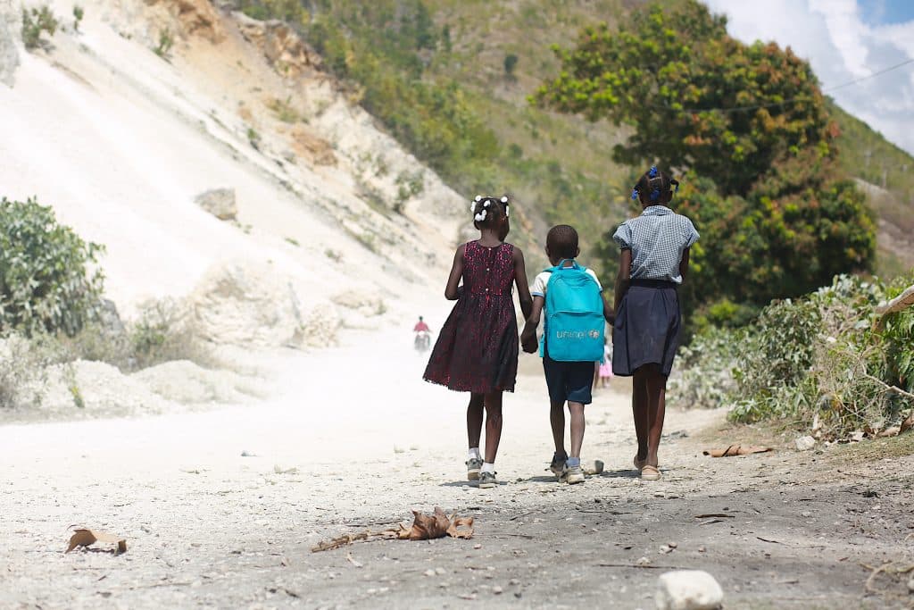 Haïti - des enfants jouent en rentrant de l'école. ©UNICEF/UN0795330/Plymouth