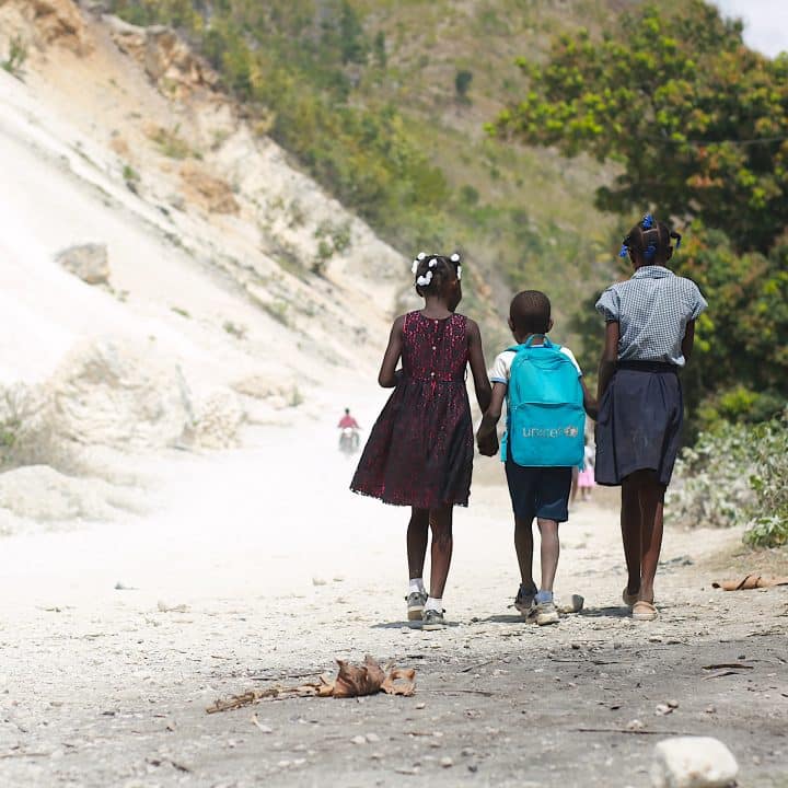 Haïti - des enfants jouent en rentrant de l'école. ©UNICEF/UN0795330/Plymouth