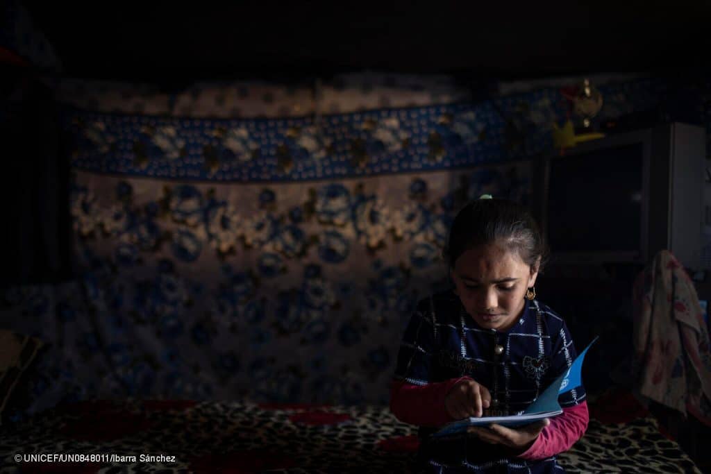 Le 17 mai 2023, Samah, 13 ans, originaire de Mossoul, lit dans sa maison située dans le camp de déplacés de Hassansham. © UNICEF/UN0848011/Ibarra Sánchez