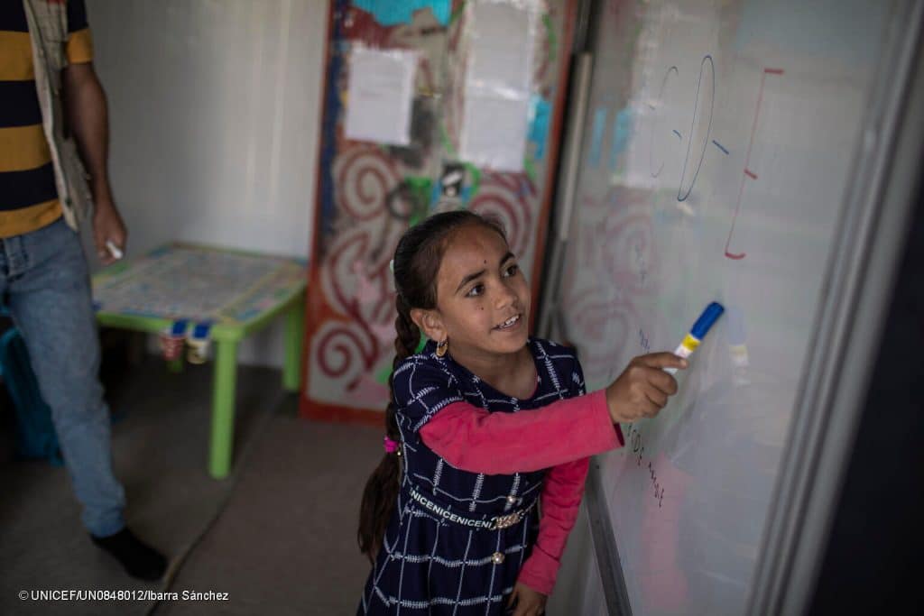 Le 17 mai 2023, Samah, 13 ans, originaire de Mosul, suit des cours dans un centre d'éducation informelle soutenu par l'UNICEF à Hassansham, en Irak. © UNICEF/UN0848012/Ibarra Sánchez