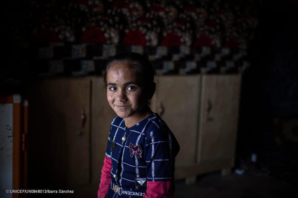 Le 17 mai 2023, Samah, 13 ans, originaire de Mosul, suit des cours dans un centre d'éducation informelle soutenu par l'UNICEF à Hassansham, en Irak. © UNICEF/UN0848013/Ibarra Sánchez