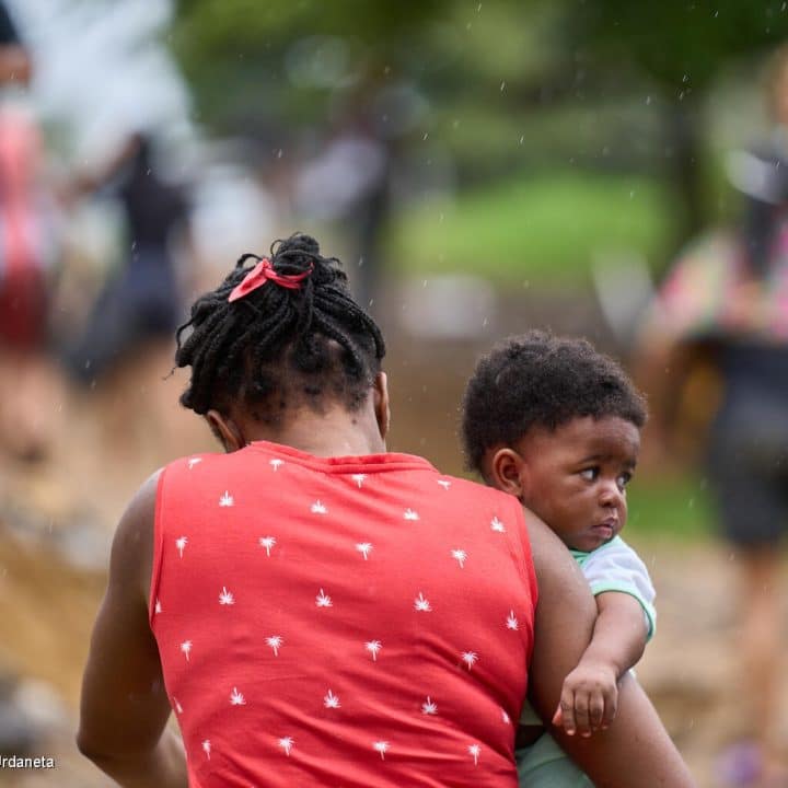 Esther, une Haïtienne mère de deux enfants, arrive en pirogue au centre d'accueil temporaire pour migrants de Lajas Blancas, après avoir traversé la jungle du Darien avec son mari. © UNICEF/UN0854849/Urdaneta