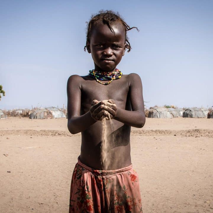 À Libemuket, en Éthiopie, le changement climatique et la sécheresse menacent les cultures et le bétail, poussant la population locale au bord du gouffre. ©UNICEF/UNI417897/Pouget