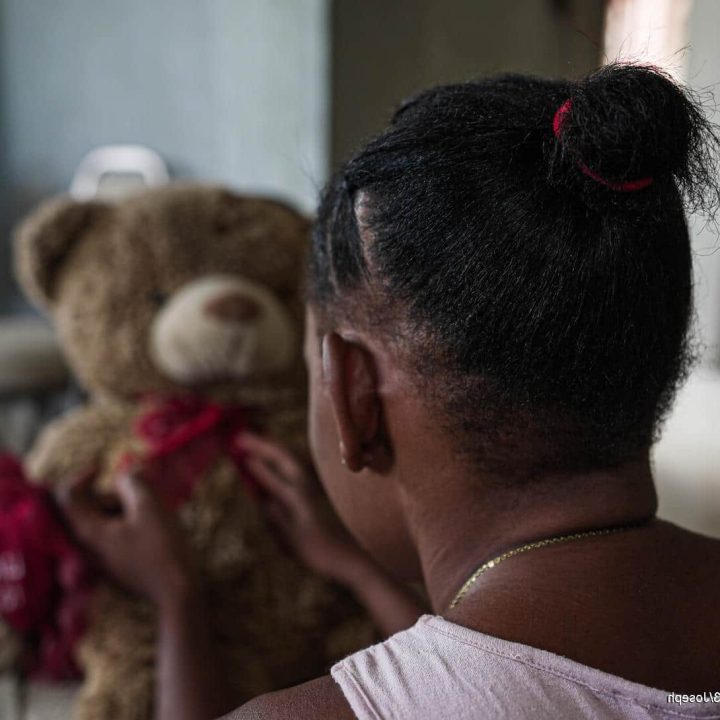 Taina (nom fictif), une jeune fille de 15 ans, est soutenue par l'UNICEF après avoir été victime de violences sexistes.