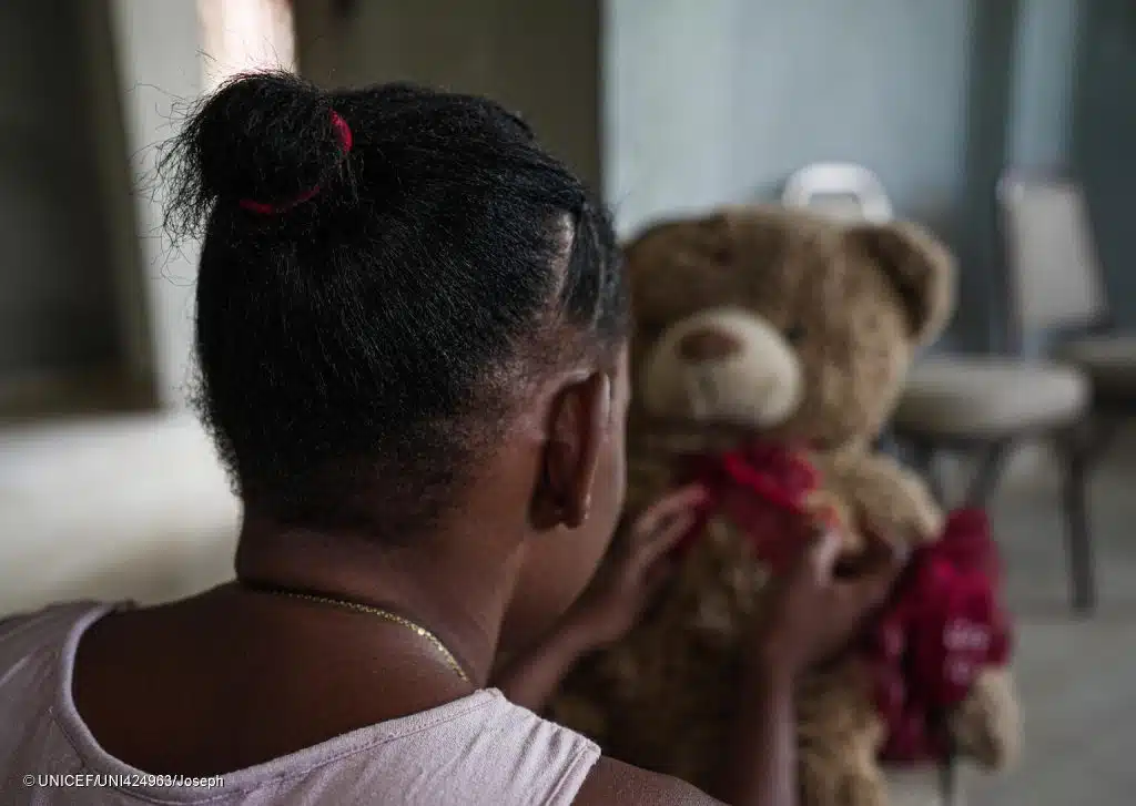 Taina (nom fictif), est une jeune fille de 15 ans qui a été victime de violences sexuelles à Haïti. Des hommes armés se sont introduits dans la maison de sa tante, l'ont enlevée et ont ensuite mis le feu à sa maison. © UNICEF/UNI424963/Joseph