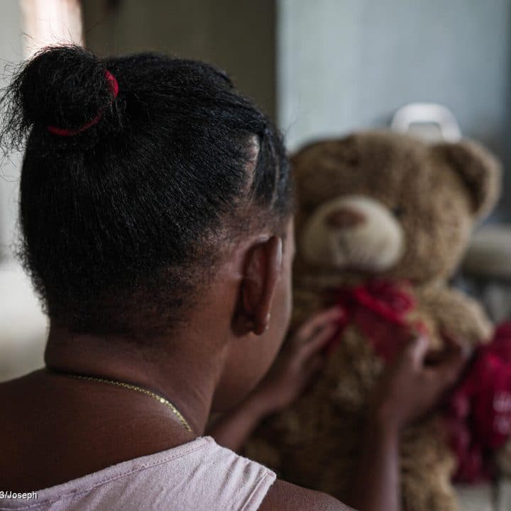 Taina (nom fictif), est une jeune fille de 15 ans qui a été victime de violences sexuelles à Haïti. Des hommes armés se sont introduits dans la maison de sa tante, l'ont enlevée et ont ensuite mis le feu à sa maison. © UNICEF/UNI424963/Joseph