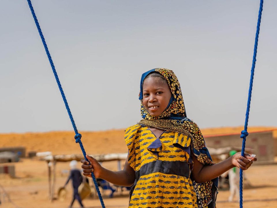 Une fillette déplacée joue dans l'espace ami des enfants de l'UNICEF dans le camp de déplacés de BAWA. ©UNICEF/UNI430551/N'Daou