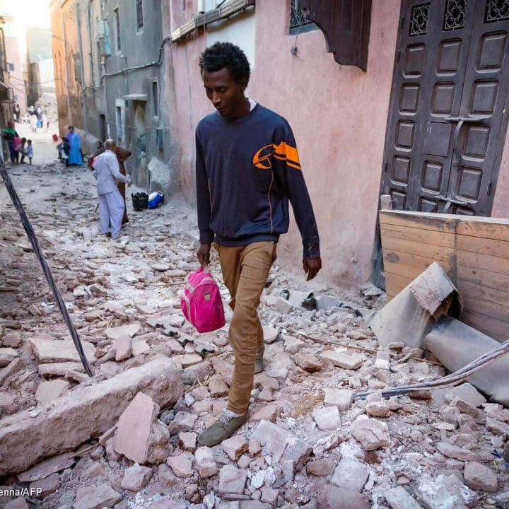 Un homme marche dans les décombres d'une ruelle de la vieille ville de Marrakech, endommagée par le tremblement de terre, le 9 septembre 2023. © UNICEF/UNI433684/Senna/AFP