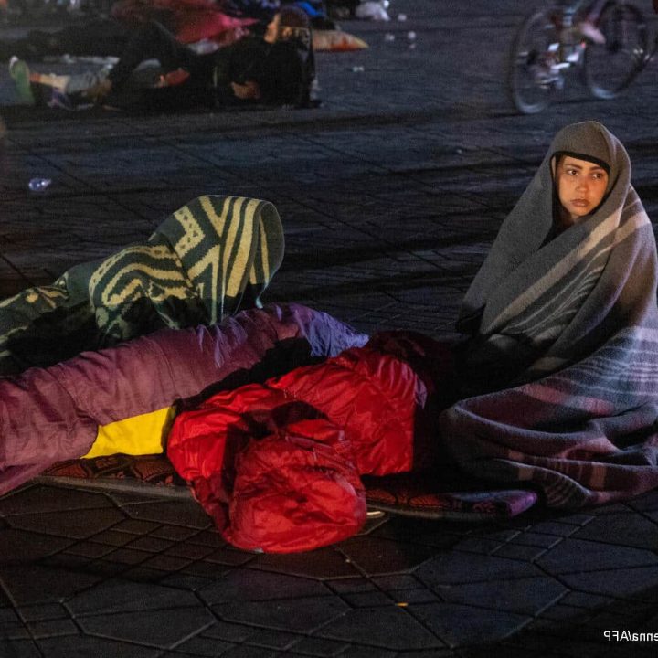 Des habitants restent dehors sur une place après un tremblement de terre à Marrakech le 9 septembre 2023. © UNICEF/UNI433685/Senna/AFP
