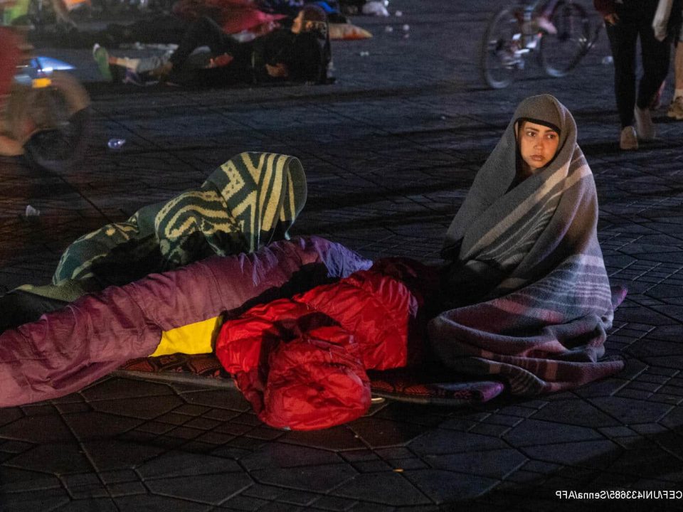 Des habitants restent dehors sur une place après un tremblement de terre à Marrakech le 9 septembre 2023. © UNICEF/UNI433685/Senna/AFP