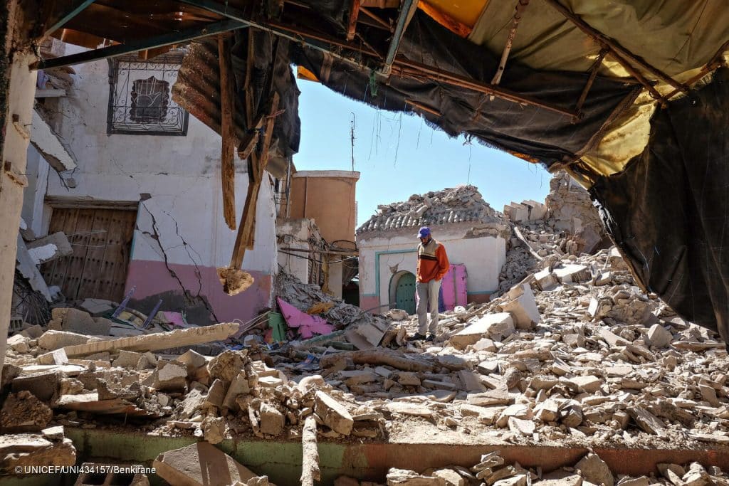 Le 10 septembre 2023, un homme regarde ce qui reste de la ville de Moulay Brahim, détruite par un important tremblement de terre qui a frappé le Maroc. © UNICEF/UNI434157/Benkirane