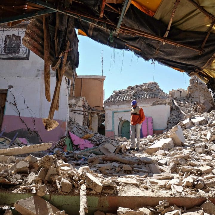 Le 10 septembre 2023, un homme regarde ce qui reste de la ville de Moulay Brahim, détruite par un important tremblement de terre qui a frappé le Maroc. © UNICEF/UNI434157/Benkirane