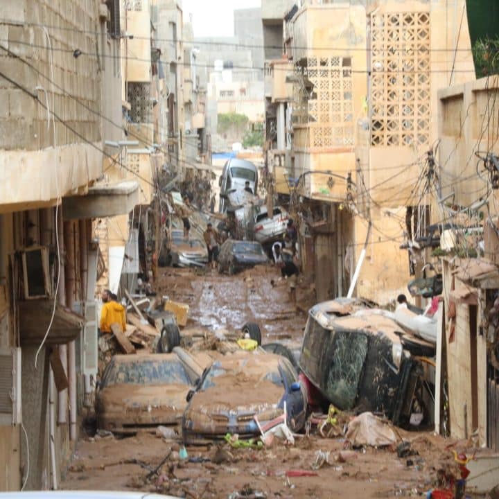 Les voitures retournées témoignent de l'ampleur de la catastrophe dans ce quartier inondé. ©UNICEF/UNI435917/Alturki