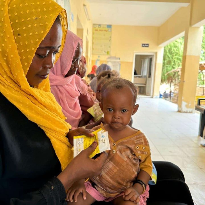 Le 13 septembre 2023, des mères nourrissent leurs enfants avec des aliments thérapeutiques prêts à l'emploi (RUTF) au centre de santé Ahmed Gasim à Port-Soudan. ©UNICEF/UNI436215/Awad