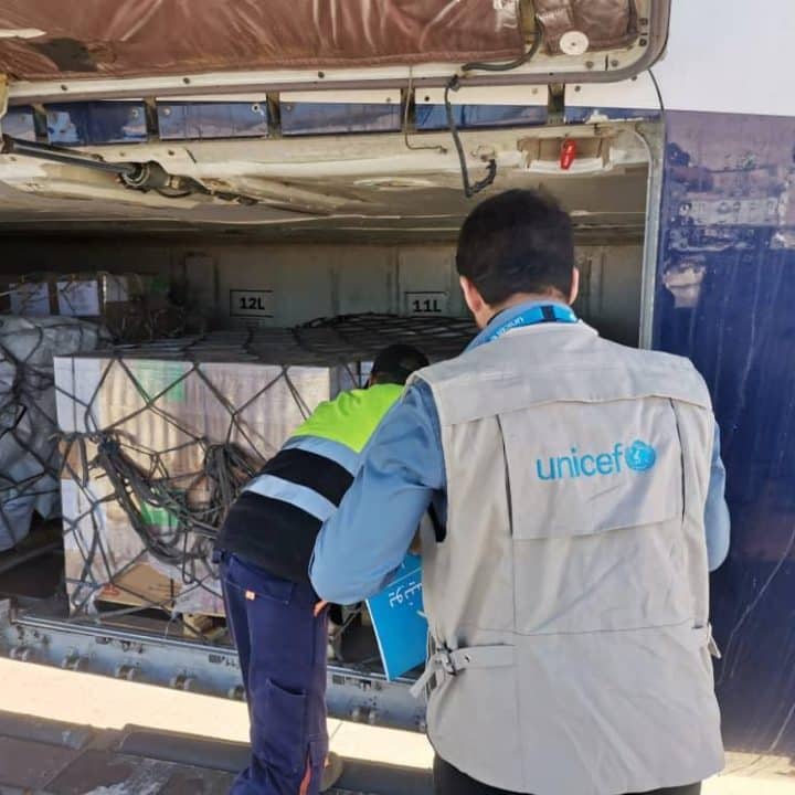 L'équipe d'approvisionnement de l'UNICEF Libye, à l'aéroport de Benina ©UNICEF/UNI437024/Altaboli IOM