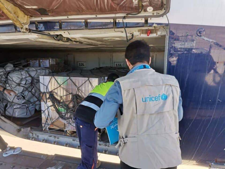 L'équipe d'approvisionnement de l'UNICEF Libye, à l'aéroport de Benina ©UNICEF/UNI437024/Altaboli IOM
