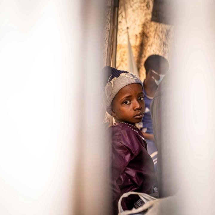 Portrait d'un garçon dans le service des hommes où sont gardés les patients atteints de diphtérie. -