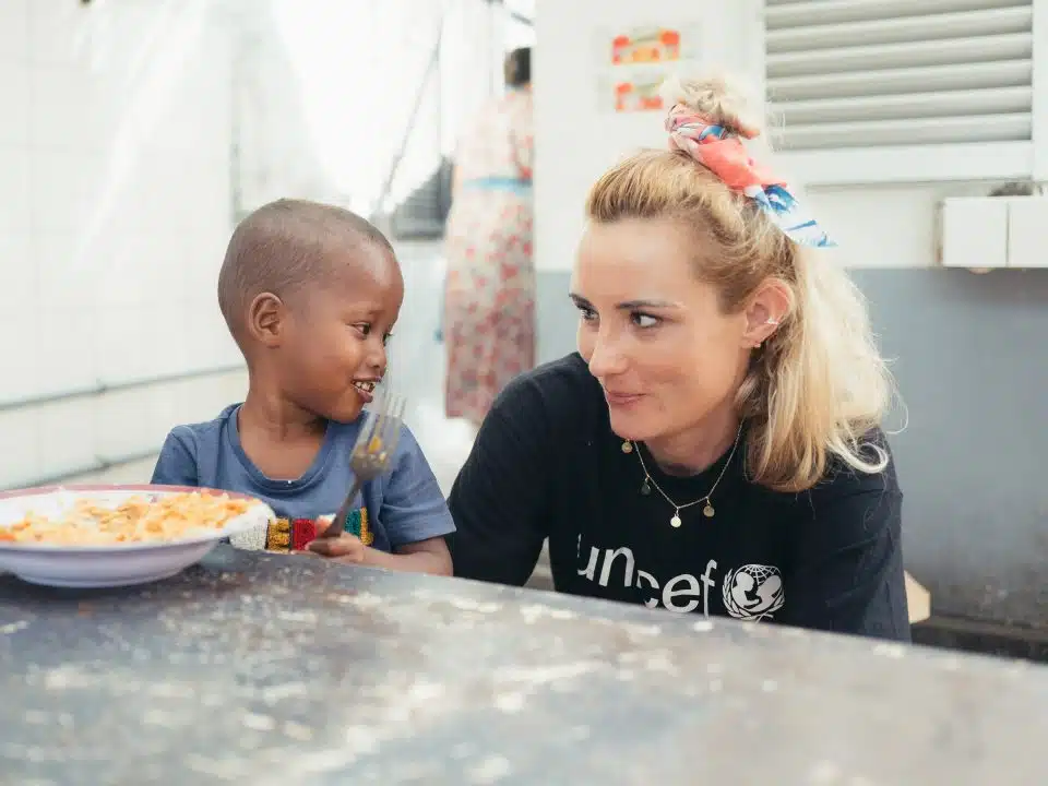 Visite d'Elodie Gossuin, ambassadrice Unicef France à Djibouti. Au Centre Caritas de Djibouti où les enfants des rues bénéficient d'une prise en charge psychosociale et éducative. Avec Sabri, 1an 1/2