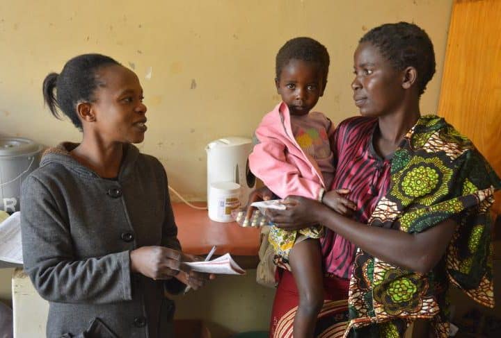 Happiness Kita, auxiliaire de santé, donne à Esther ses médicaments contre le paludisme au dispensaire pour enfants de moins de cinq ans. ©UNICEF Malawi/2018/Brown