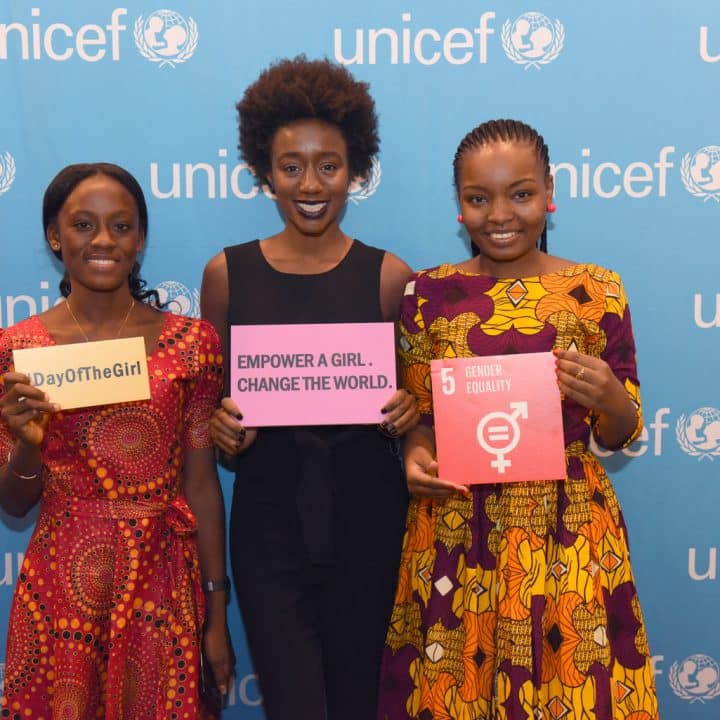 Le 11 octobre 2016, Satta Sheriff, Kimberly Brooks et Rebeca Gyumi se sont rassemblées à l'occasion de la Journée internationale de la fille, à la Maison de l'UNICEF. ©UNICEF/UN035343/Markisz