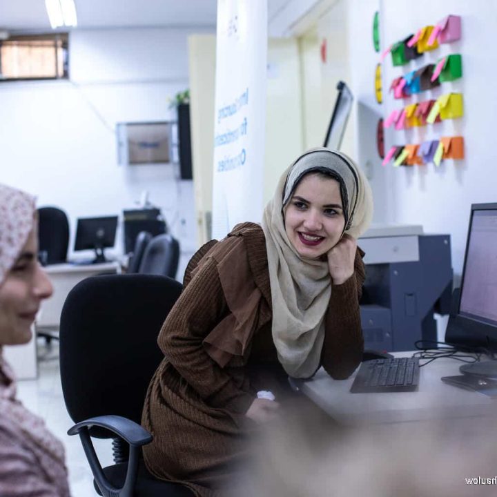 Monia, 23 ans, a obtenu en 2019 un diplôme en droit de l’Université Mu’tah. Après avoir obtenu son diplôme, Monia s'est inscrite à la formation aux compétences numériques soutenue par l'UNICEF. © UNICEF/UN0425165/Thaulow