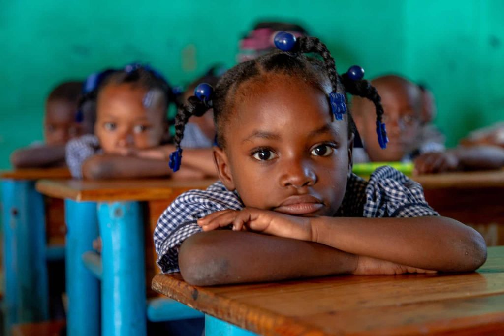 Des élèves s'assoient en classe lors d'une distribution de kits scolaires par l'UNICEF à l'école nationale Dame Marie dans le département de Grand Anse, en Haïti.