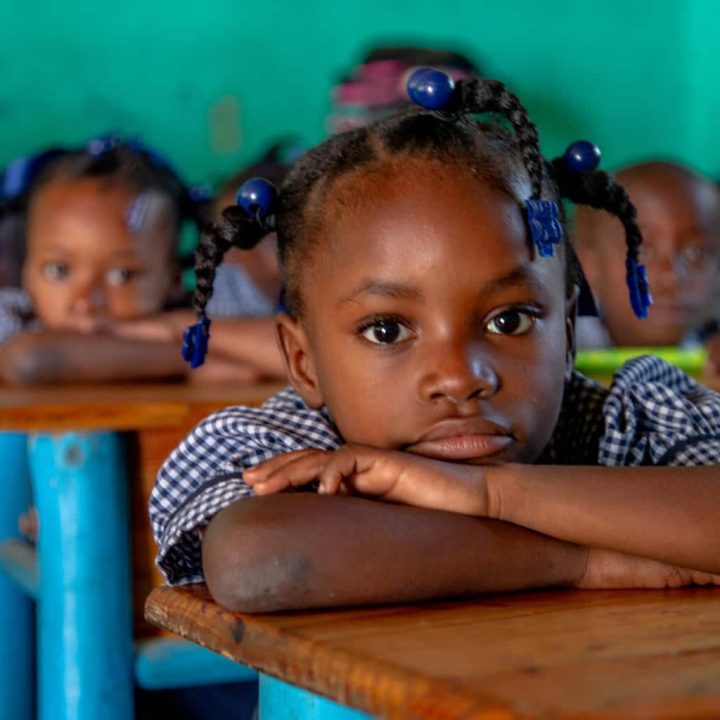 Des élèves s'assoient en classe lors d'une distribution de kits scolaires par l'UNICEF à l'école nationale Dame Marie dans le département de Grand Anse, en Haïti.