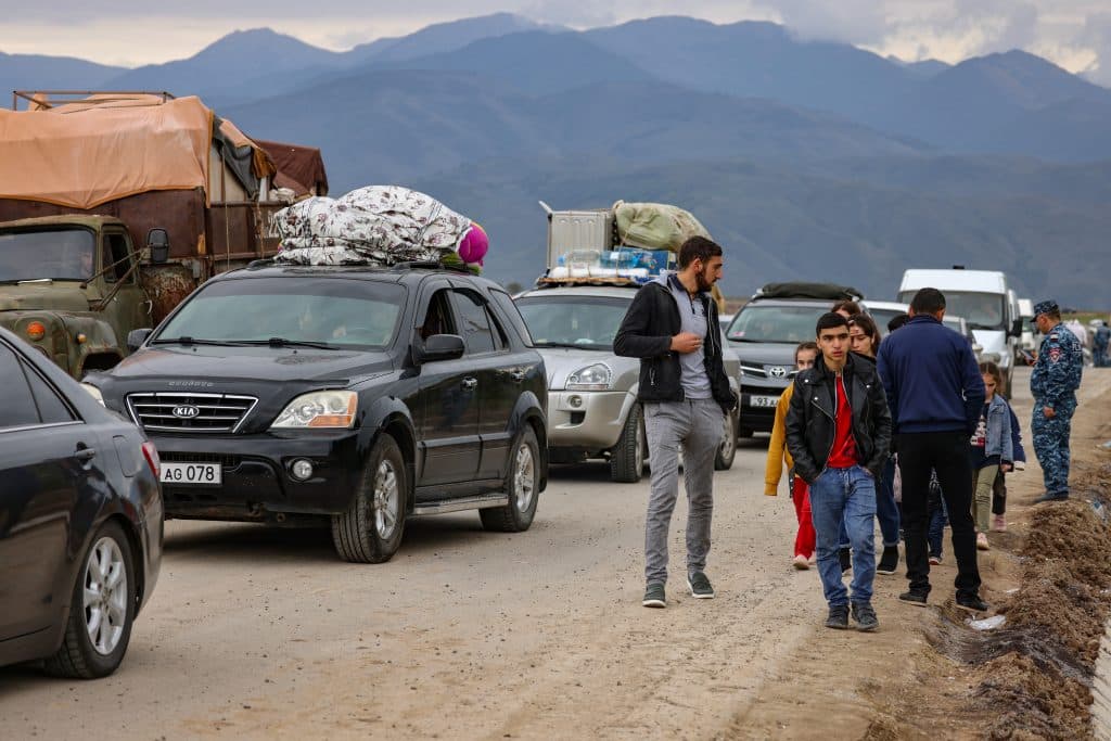 Le 26 septembre 2023, des milliers d’enfants et de familles réfugiés d’origine arménienne arrivent à Syunik. Sur place, les familles sont enregistrées auprès du Service national des migrations. © UNICEF/UNI444679/Zelya