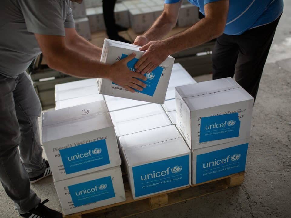 Le 29 septembre 2023, l'UNICEF a fourni aux autorités sanitaires arméniennes des médicaments et des ressources vitales pour les enfants et leurs familles. © UNICEF/UNI444754/Mahari