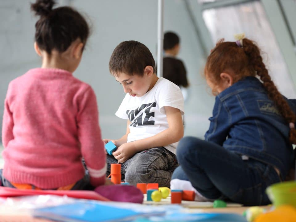 Des enfants jouent dans l'espace sécurisé mis en place par l'UNICEF dans la ville de Goris. © UNICEF/UNI444783/Martirosyan