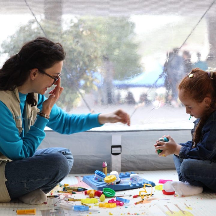 L'UNICEF a créé un espace sécurisé à Goris pour les enfants réfugiés. © UNICEF/UNI444784/Martirosyan