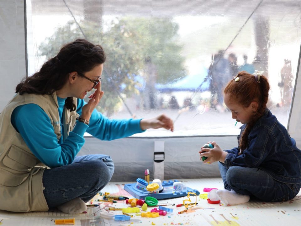 L'UNICEF a créé un espace sécurisé à Goris pour les enfants réfugiés. © UNICEF/UNI444784/Martirosyan