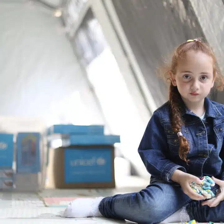 Viktoria, joue dans un "Espace Ami des Enfants" mis en place par l'UNICEF Arménie à Goris, tandis que ses parents s'inscrivent au poste humanitaire de l'État basé à Goris. © UNICEF/UNI444789/Martirosyan