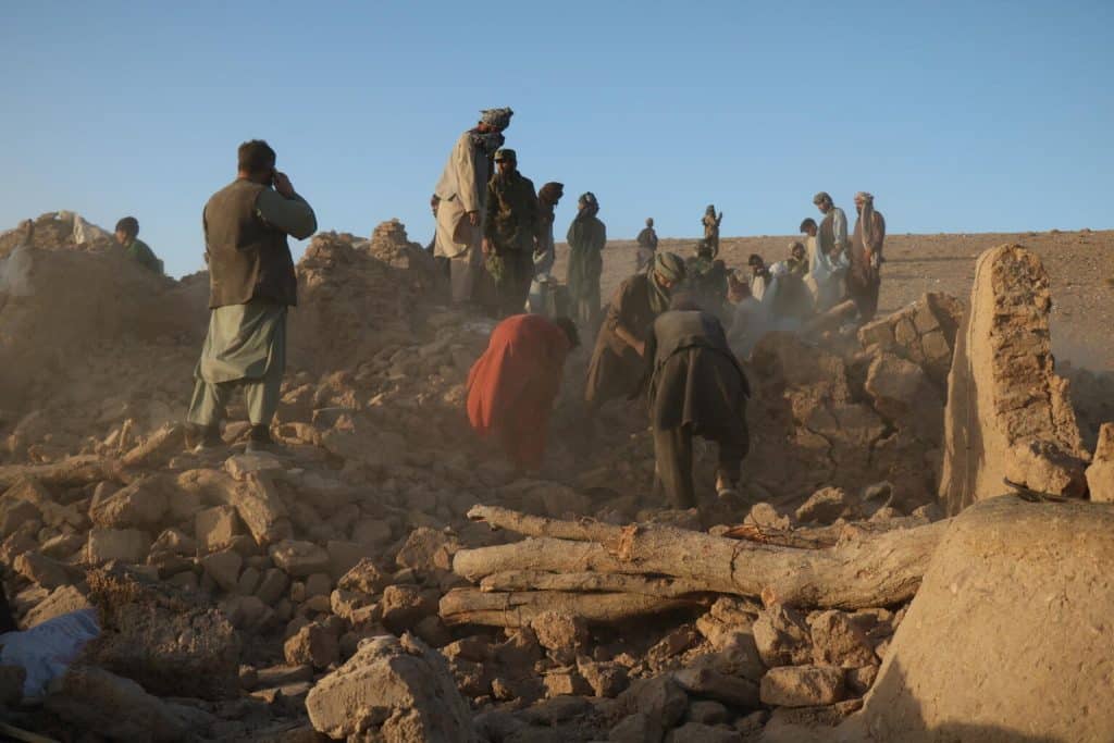 Des résidents afghans dégagent les débris d'une maison endommagée par un tremblement de terre dans le village de Sarbuland du district de Zendeh Jan dans la province de Herat, le 7 octobre 2023. © UNICEF/UNI448657/Karimi AFP
