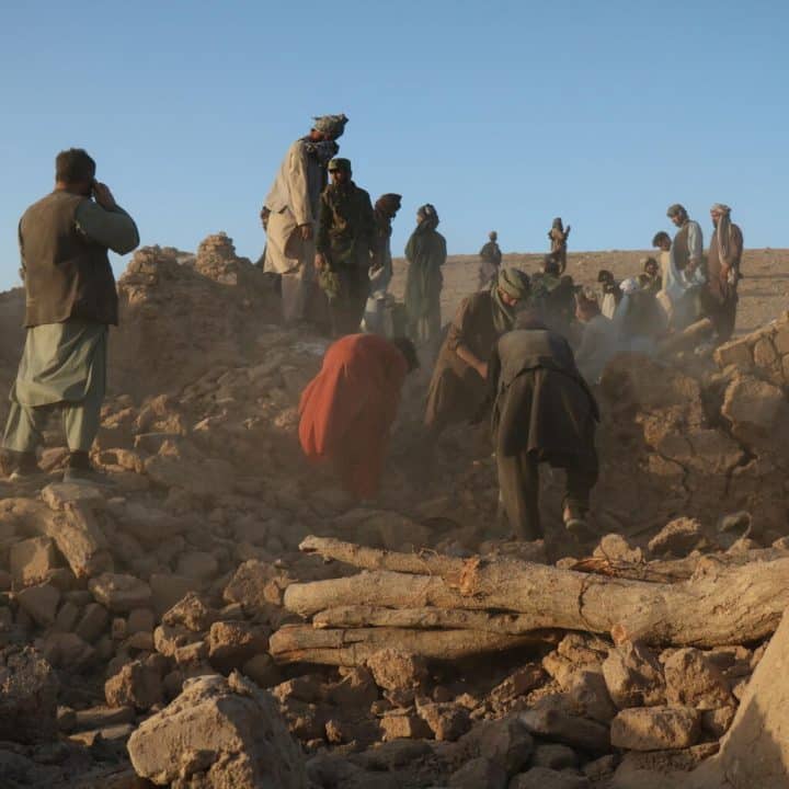 Des résidents afghans dégagent les débris d'une maison endommagée par un tremblement de terre dans le village de Sarbuland du district de Zendeh Jan dans la province de Herat, le 7 octobre 2023. © UNICEF/UNI448657/Karimi AFP