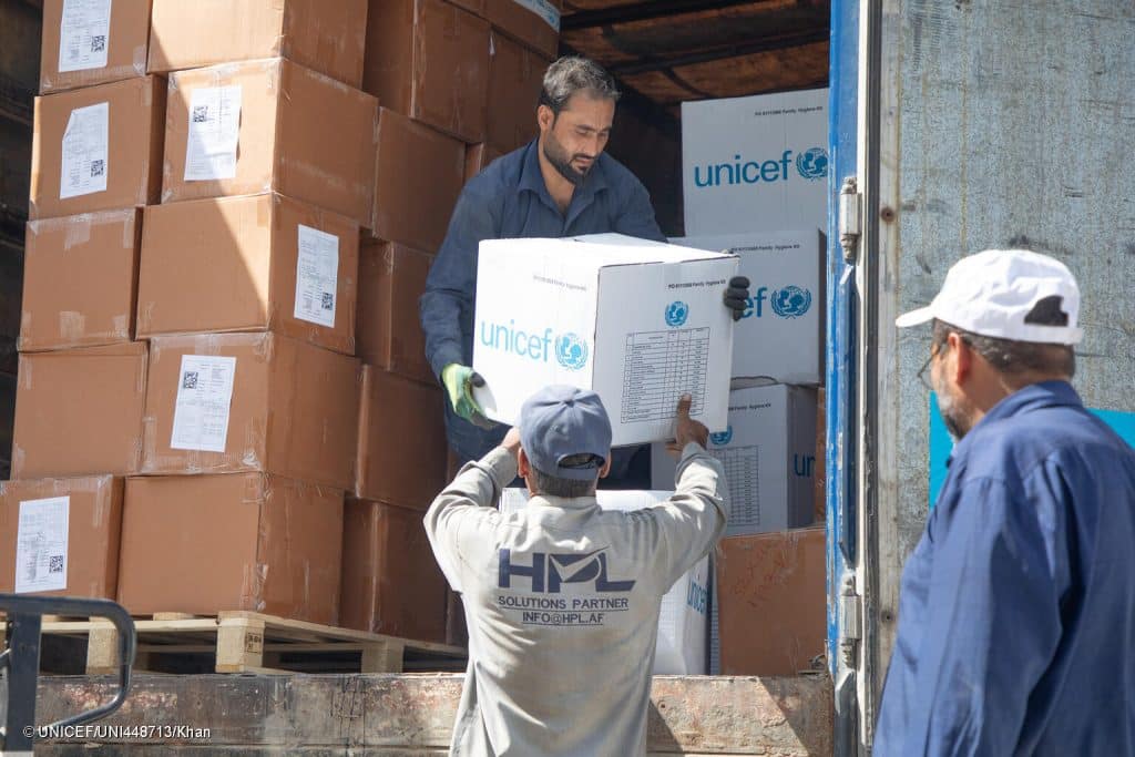 Le 8 octobre 2023, l'UNICEF charge des cartons de kits d'hygiène dans un camion, se préparant à expédier ces kits dans l'ouest de l'Afghanistan en réponse au tremblement de terre de magnitude 6,3 qui a frappé les provinces de Herat, Farah et Badghis le 7 octobre. © UNICEF/UNI448713/Khan