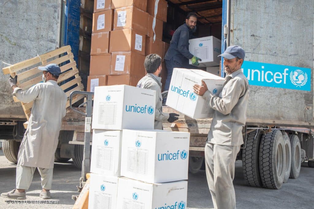 Le 8 octobre 2023, l'UNICEF charge des cartons de kits d'hygiène dans un camion, se préparant à expédier ces kits dans l'ouest de l'Afghanistan en réponse au tremblement de terre de magnitude 6,3 qui a frappé les provinces de Herat, Farah et Badghis le 7 octobre. © UNICEF/UNI448714/Khan