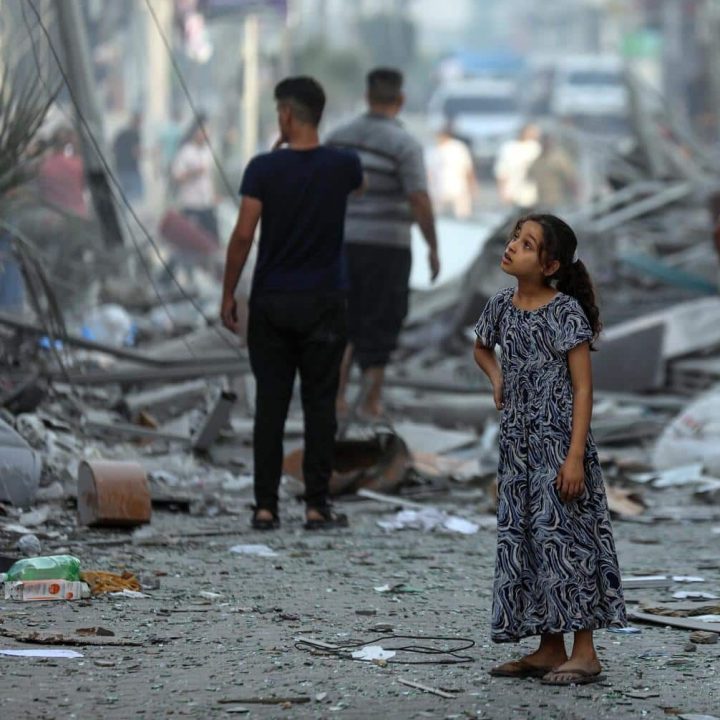 Gaza : Amal, 7 ans, contemple son quartier après que les maisons voisines ont été rasées. Aucun mot ne peut décrire la dévastation qu'elle voit. © UNICEF/UNI448902/Ajjour