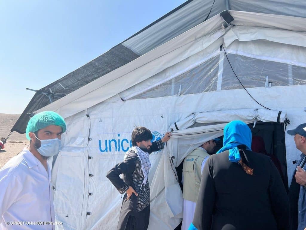 Le 8 octobre 2023, le personnel de l'UNICEF et ses partenaires visitent une clinique temporaire, installée dans une tente haute performance fournie par l'UNICEF, dans le village de Seyab, district de Zanda Jan, province de Herat, Afghanistan. © UNICEF/UNI448913/Phwitiko