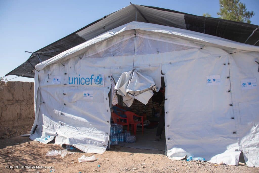 Le 9 octobre 2023, une tente fournie par l'UNICEF tient lieu de centre de santé dans le district de Zinda Jan, où la plupart des installations sanitaires fixes ont été détruites. L'UNICEF a fourni 15 tentes similaires dans les zones touchées par le tremblement de terre. © UNICEF/UNI449714/Khayyam