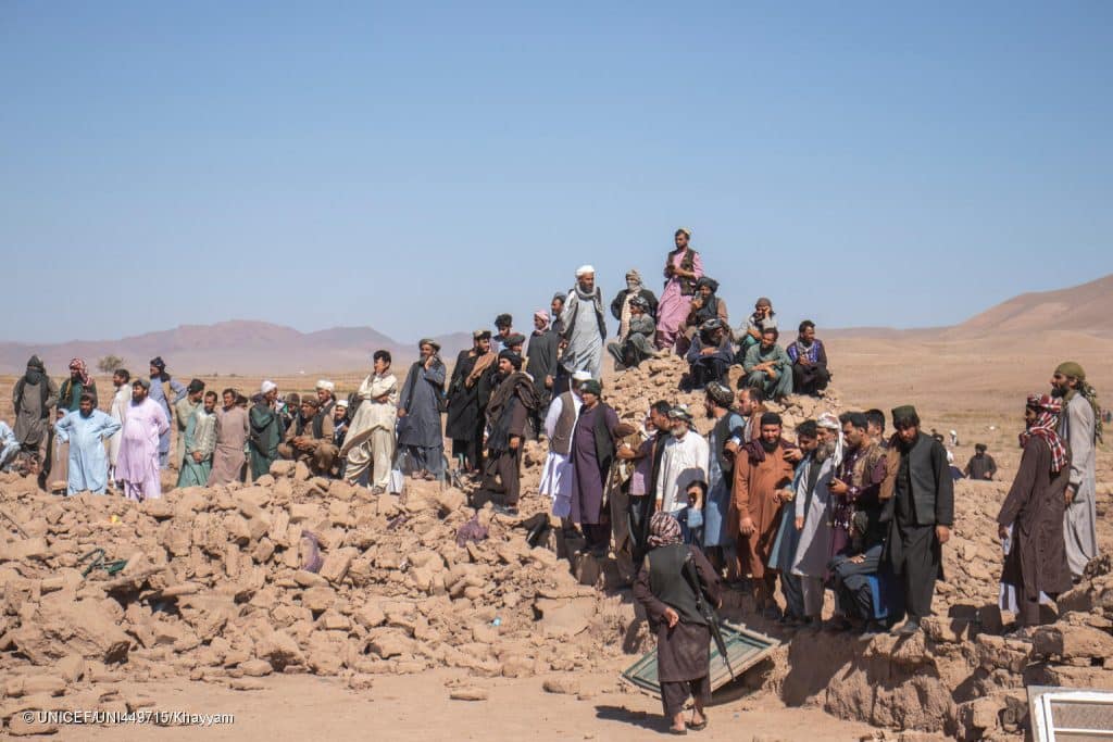 Le 9 octobre 2023, des foules se rassemblent pour les opérations de recherche et de sauvetage dans le district de Zinda Jan, dans la province d'Hérat, en Afghanistan, suite au tremblement de terre. © UNICEF/UNI449715/Khayyam