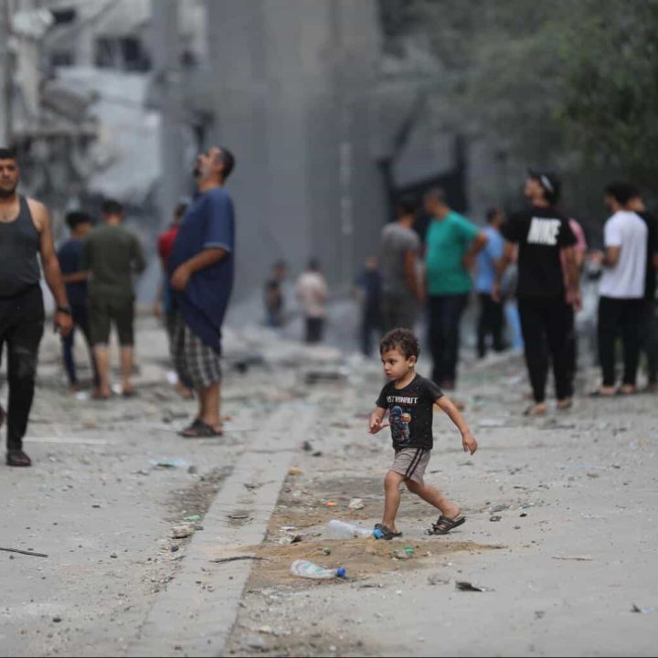 Gaza enfant seul dans les décombres