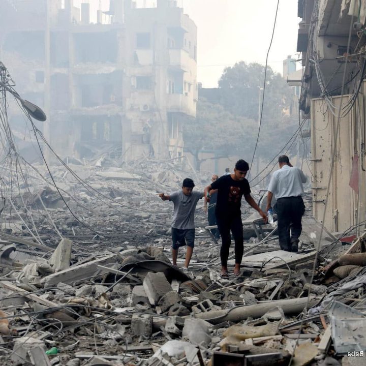 Des enfants marchent dans les décombres de leurs maisons détruites dans le quartier de Tal al-Hawa, au sud de la bande de Gaza, le 10/10/2023/ © UNICEF/UNI453265/El Baba