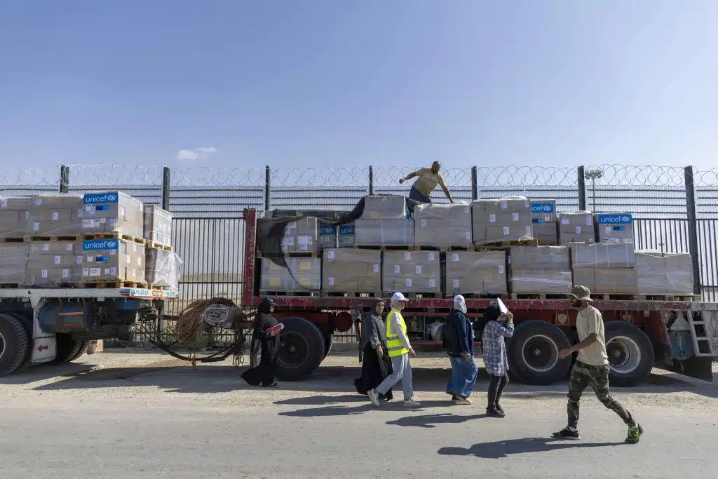 Les camions de l'UNICEF sont au poste frontière de Rafah en attendant de passer à Gaza. © UNICEF/UNI456080/Khaled