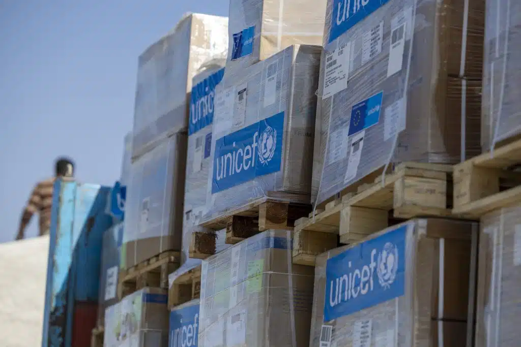 Les camions de l'UNICEF sont au poste frontière de Rafah en attendant de passer à Gaza. © UNICEF/UNI456086/Khaled