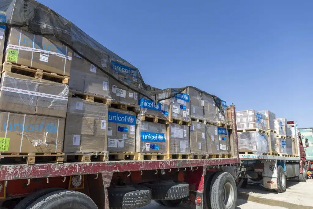 Les camions de l'UNICEF sont au poste frontière de Rafah en attendant de passer à Gaza. © UNICEF/UNI456096/Khaled