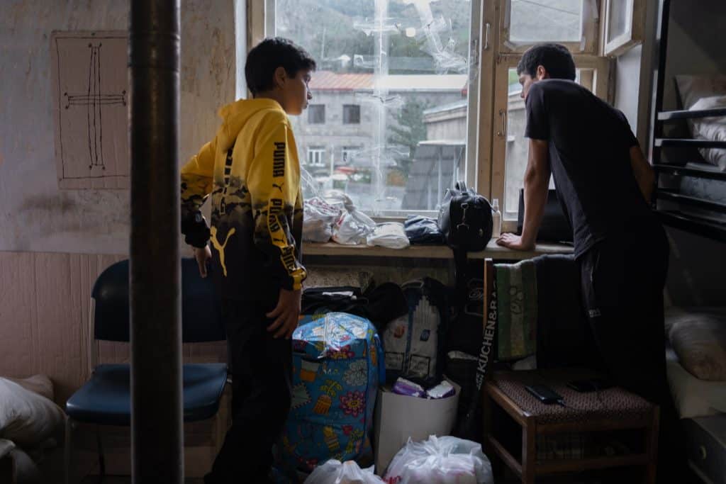 Le 11 octobre 2023 Goris, Arménie La famille élargie d'Abrahamyan a trouvé un refuge temporaire dans l'un des abris fournis par le gouvernement arménien à Goris. © UNICEF/UNI456773/Mahari