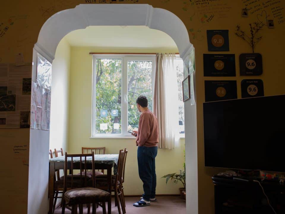 Vika 11 ans, Armen 8 ans, Harut 13 ans, Vahe 14 ans, leur mère Melanya et leur grand-mère Seda font partie des 100 000 réfugiés. Ils ont tout perdu et vivent désormais dans un abri temporaire en Arménie. © UNICEF/UNI456889/Mahari