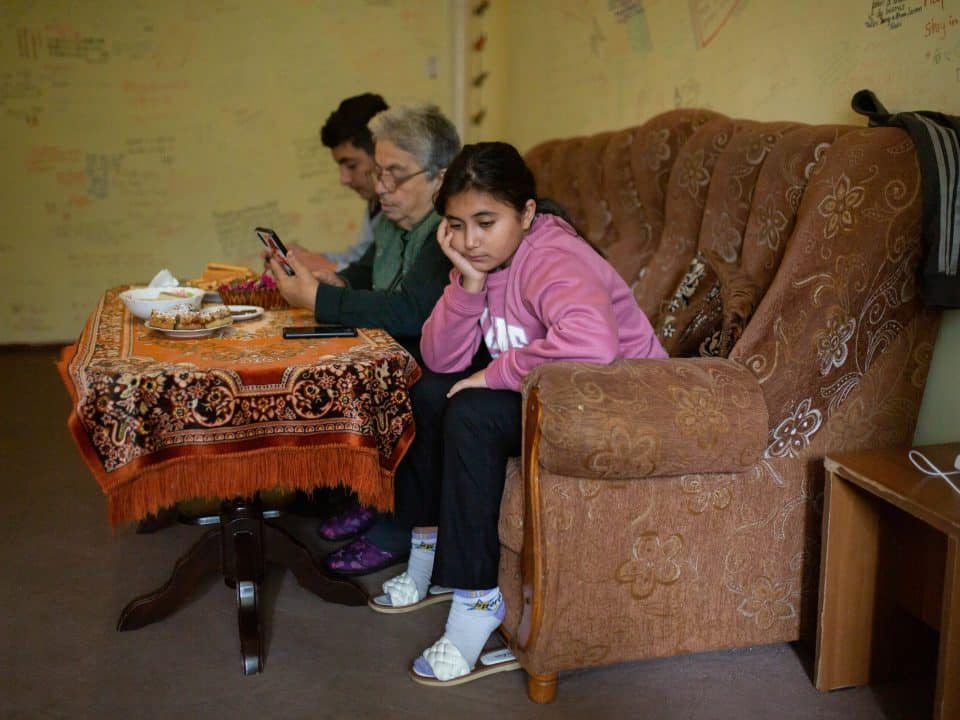 Vika 11 ans, Armen 8 ans, Harut 13 ans, Vahe 14 ans, leur mère Melanya et leur grand-mère Seda font partie des 100 000 réfugiés. Ils ont tout perdu et vivent désormais dans un abri temporaire en Arménie. © UNICEF/UNI456904/Mahari