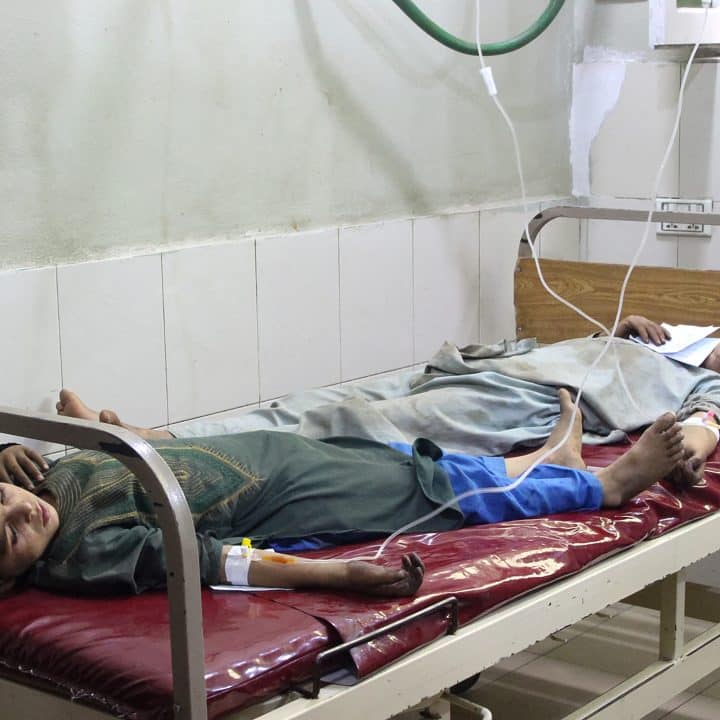 Des enfants blessés sont soignés à l'hôpital après le tremblement de terre de magnitude 6 qui a frappé l'est de l'Afghanistan. (Photo par Aimal ZAHIR / AFP) © UNICEF/UNI856119/Zahir, AFP